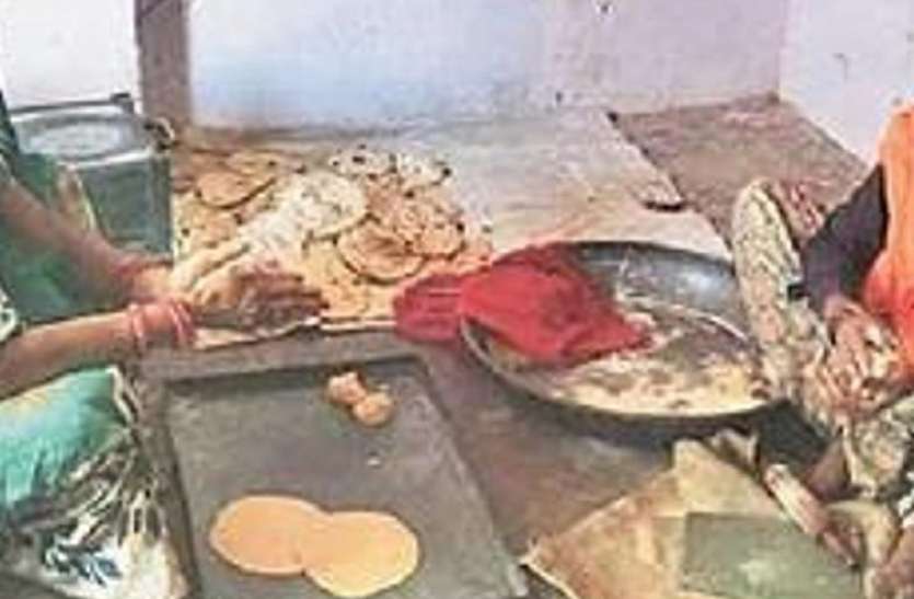 छह महीने से कुम कम हेल्पर को नहीं मिला मानदेय छह महीने से कुम कम हेल्पर को नहीं मिला मानदेय