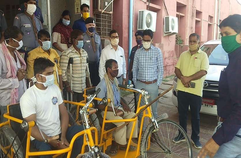 ट्राई साइकिल व केलीपर्स पाकर दिव्यांगों के चेहरे पर आई मुस्कान ट्राई साइकिल व केलीपर्स पाकर दिव्यांगों के चेहरे पर आई मुस्कान