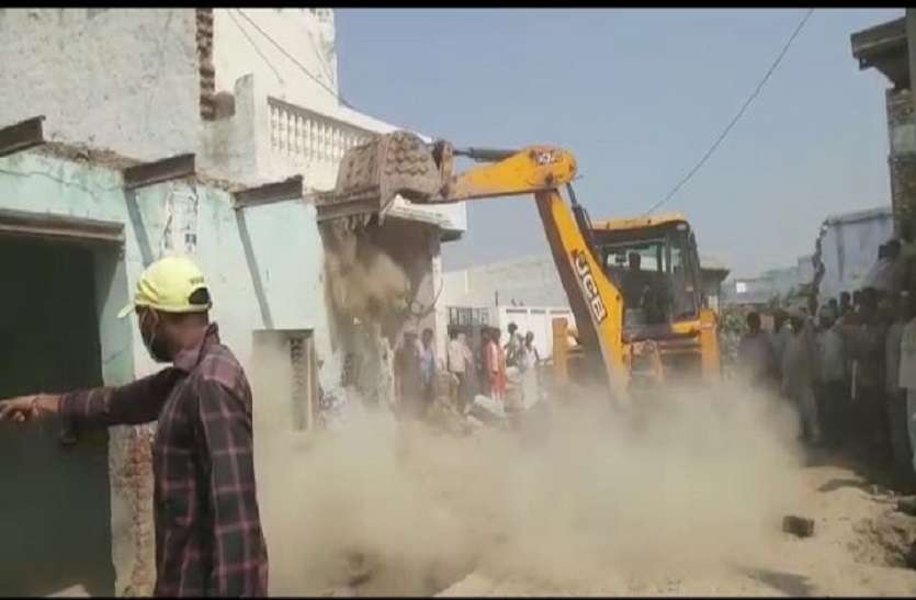 परिक्रमा मार्ग कर रखा था अतिक्रमण, जेसीबी ने ध्वस्त किए 15 पक्के निर्माण परिक्रमा मार्ग कर रखा था अतिक्रमण, जेसीबी ने ध्वस्त किए 15 पक्के निर्माण