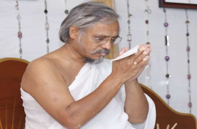 devendra_sagar2.jpg अपना अहंकार देखें और मुक्त हों: देवेंद्रसागर