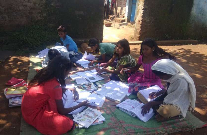 Mohalla Vidyalaya: Retired teachers are also helping मोहल्ला विद्यालय: सेवानिवृत्त शिक्षक भी कर रहे मदद