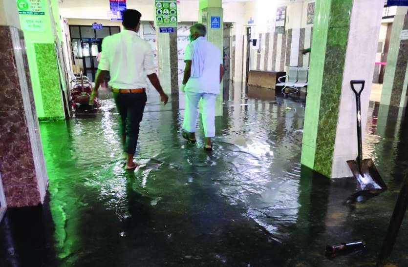 झमाझम बारिश के बाद जिला अस्पताल के ड्रेसिंग, इंजेक्शन व इमरजेंसी रूम में भर गया पानी, निकालने करनी पड़ी मशक्कत झमाझम बारिश के बाद जिला अस्पताल के ड्रेसिंग, इंजेक्शन व इमरजेंसी रूम में भर गया पानी, निकालने करनी पड़ी मशक्कत