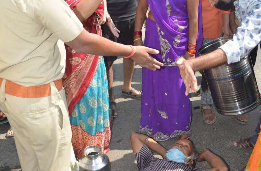 jammed on the highway protest - पानी नहीं मिला तो हाइवे पर किया चक्काजाम, नारेबाजी कर नगर निगम के सामने फोड़े मटके