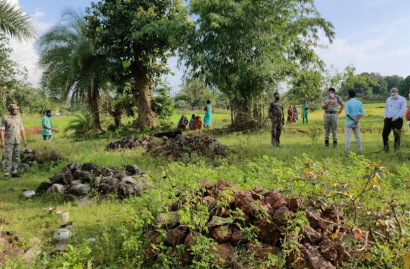 केशकाल गैंगरेप : गैंगरेप के बाद पीड़िता ने दी थी जान, दो महीने बाद कब्र खोदकर निकाला गया शव केशकाल गैंगरेप : गैंगरेप के बाद पीड़िता ने दी थी जान, दो महीने बाद कब्र खोदकर निकाला गया शव