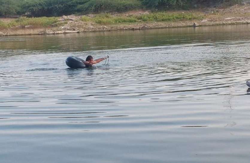 कपड़े से एक हाथ व गला बांध युवक ने कायलाना में डूबा कपड़े से एक हाथ व गला बांध युवक ने कायलाना में डूबा
