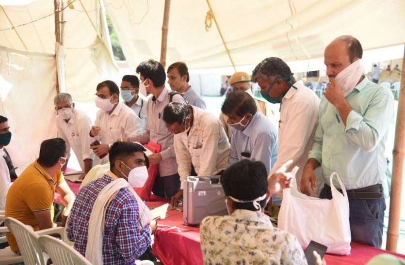 सरपंच के बाद उपसरपंचों के लिए भी दांव पेच और टूट गई सोशल डिस्टेंसिंग सरपंच के बाद उपसरपंचों के लिए भी दांव पेच और टूट गई सोशल डिस्टेंसिंग