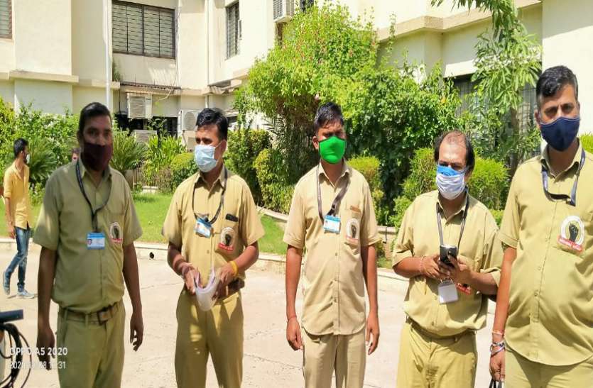 रिक्शा चालकों ने की बच्चों के स्कूल फीस माफ समेत कई मांगें रिक्शा चालकों ने की बच्चों के स्कूल फीस माफ समेत कई मांगें