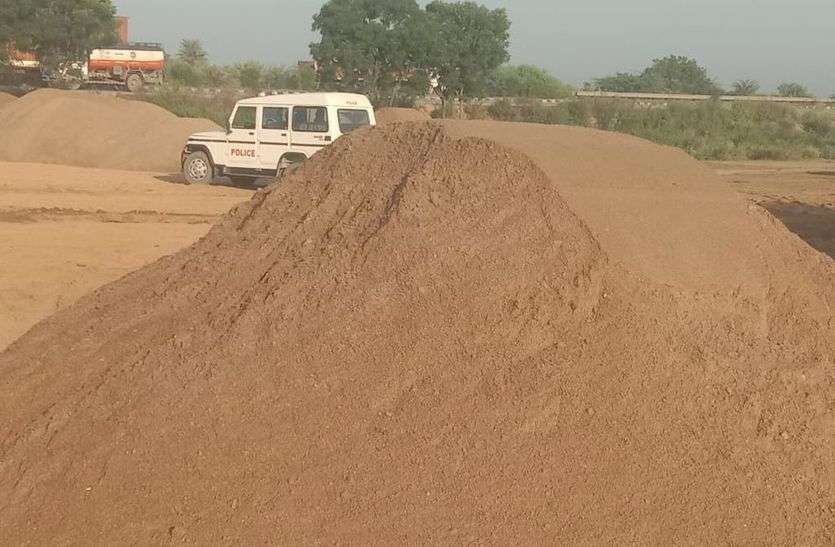 डेढ सौ डिटेन, 145 वाहन जब्त फिर भी आधी रात में रेत का खेल डेढ सौ डिटेन, 145 वाहन जब्त फिर भी आधी रात में रेत का खेल