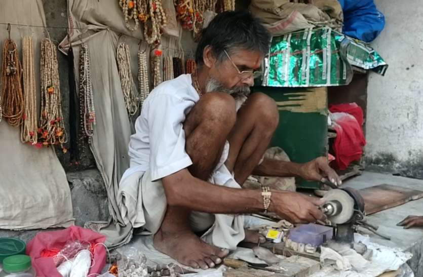 अयोध्या में आज भी हाथों से तुलसी का कंठ बनाये जाने की है परंपरा Exclusive : अयोध्या में आज भी हाथों से तुलसी का कंठी बनाये जाने की है परंपरा