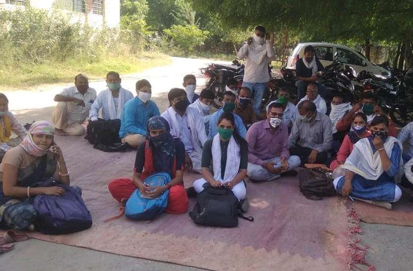 पटवारी व गिरदावरों ने कार्य बहिष्कार कर दिया धरना पटवारी व गिरदावरों ने कार्य बहिष्कार कर दिया धरना