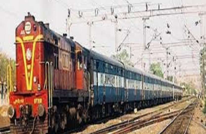 कोरोना संकट के 6 माह बाद इलेक्ट्रिक से चलकर आई पहली ट्रेन, 426 यात्री बांद्रा और राजस्थान के लिए रवाना कोरोना संकट के 6 माह बाद इलेक्ट्रिक से चलकर आई पहली ट्रेन, 426 यात्री बांद्रा और राजस्थान के लिए रवाना