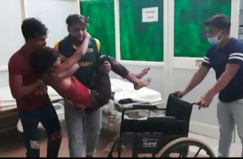 Youth युवक ने काटी हाथ की नसें और गला, गंभीर हालत में अस्पताल में भर्ती