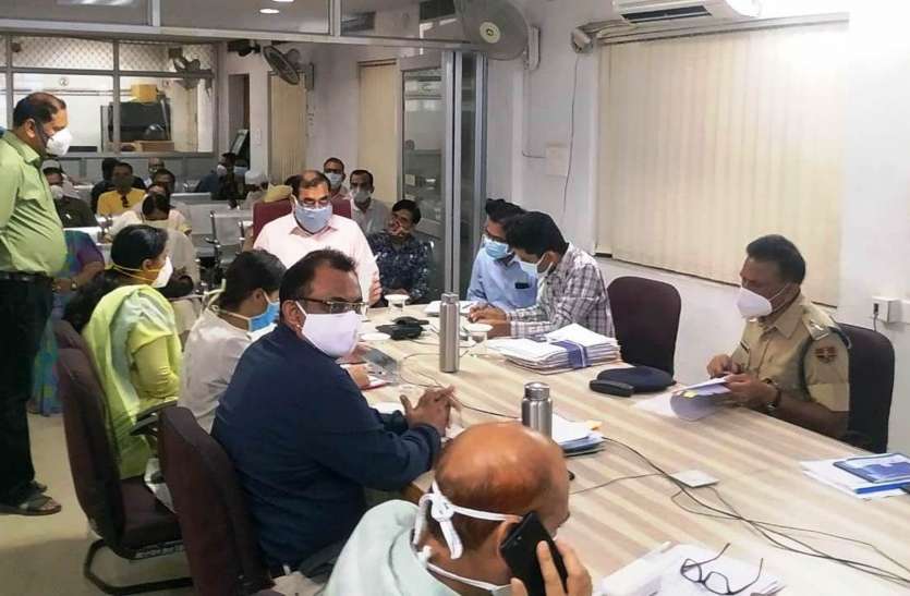 जिला स्तरीय जनसुनवाई में परिवादियों की समस्याएं सुनते जिला कलक्टर चेतन देवड़ा व मौजूद अधिकारी। ग्रामीण क्षेत्रों की तुलना में शहरी क्षेत्र में कोविड केस ज्यादा बढ़ रहे, कलक्टर ने कारण बताया लापरवाही