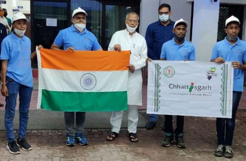 cg news माउंटेनमैन राहुल गुप्ता के नेतृत्व में छत्तीसगढ़ से 20 सदस्यीय दल ट्रेकिंग के लिए हिमाचल प्रदेश रवाना, चढ़ेंगे 19 हजार फीट की ऊंचाई