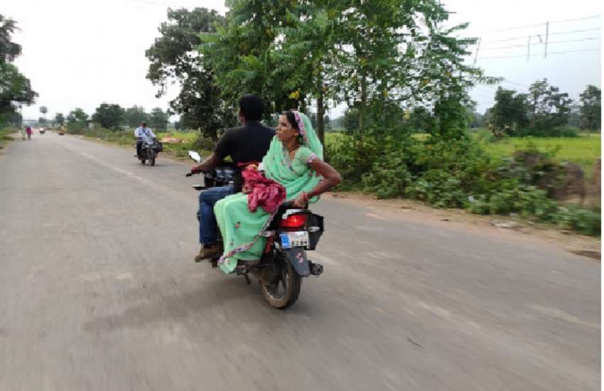 नवजात की मौत के बाद बाइक से शव ले जाते परिजन