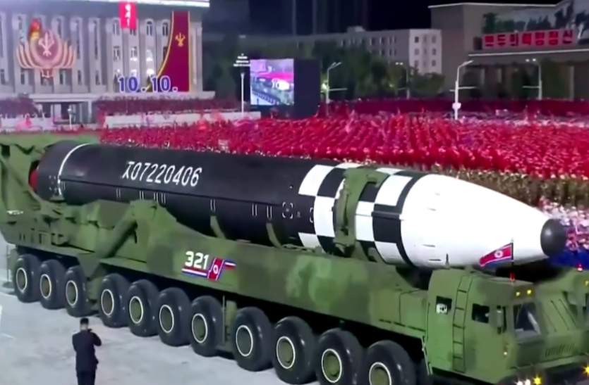 north korea North Korea: किम जोंग उन ने फिर दुनिया को दिखाई ताकत, पेश किया सबसे बड़ा बैलिस्टिक मिसाइल