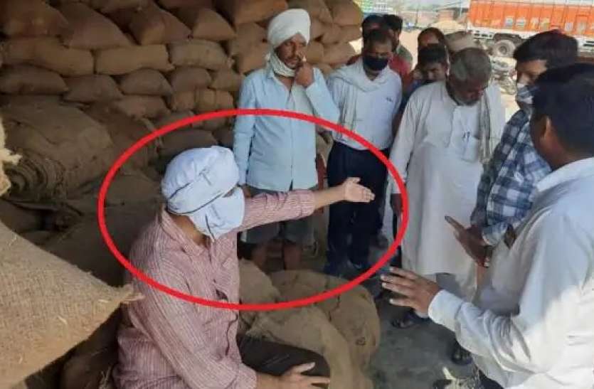 rampur.jpg डीएम ने मुंह पर बांधा गमछा और हवाई चप्पल पहनकर पहुंच गए मंडी, जानिए फिर क्या हुआ