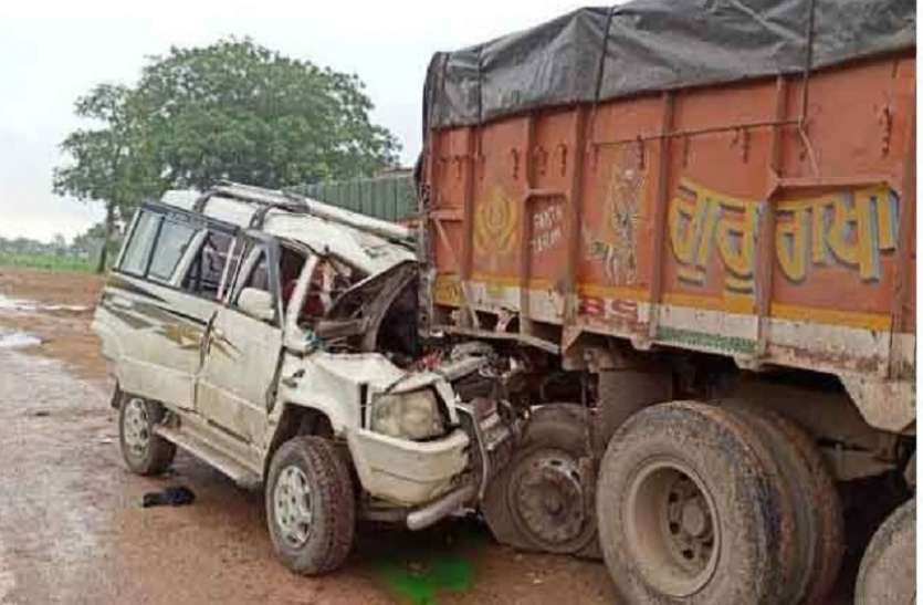 Road Accident (Symbolic photo) हाइवे पर खड़े ट्रक से भिड़ी पिकअप, वाराणसी के दवा व्यापारी की मौत