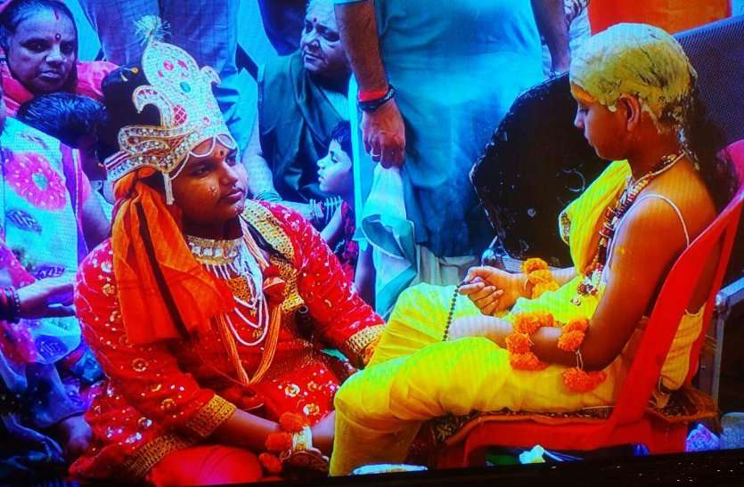 जब अवसर मिले कथा के साथ हरिनाम का करते रहें सुमिरन जब अवसर मिले कथा के साथ हरिनाम का करते रहें सुमिरन