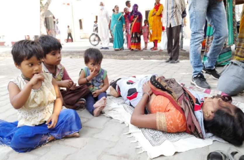 एसएसपी साहेब के आफिस पर थी उस गर्भवती महिला की निगाहें एसएसपी साहेब के आफिस पर थी उस गर्भवती महिला की निगाहें
