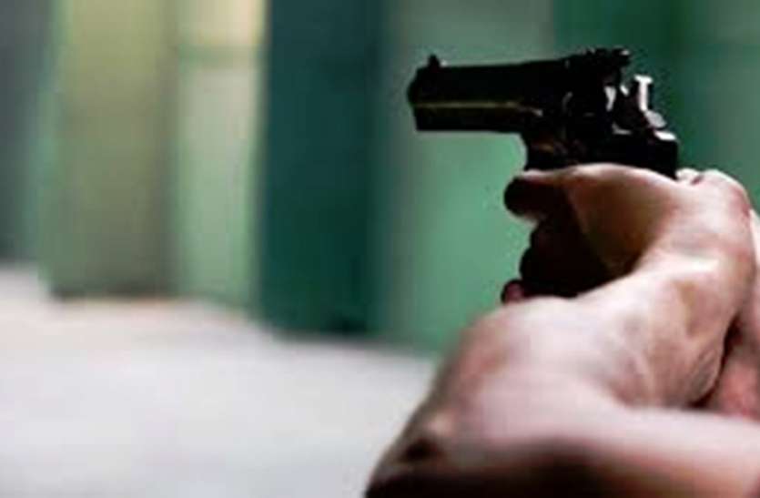 Gun shot यूपी: साइड नहीं देने पर कार में चल रहे युवकों ने बाइक सवार काे गाेली मारी