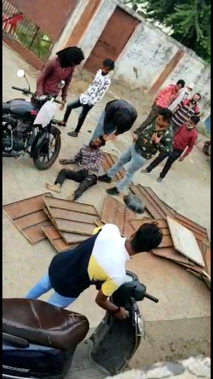 Car riders brutally beaten loading auto driver.jpg