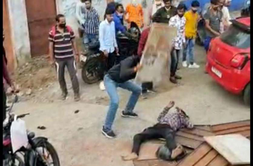 Car riders brutally beaten loading auto driver.jpg जबलपुर में कार सवारों ने लोडिंग ऑटो चालक को बेरहमी से पीटा, देखें वायरल वीडियो