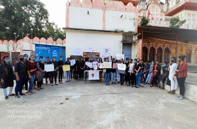 shee news छात्राओं ने हाथ लाल कर मांगी अत्याचारों से सुरक्षा
