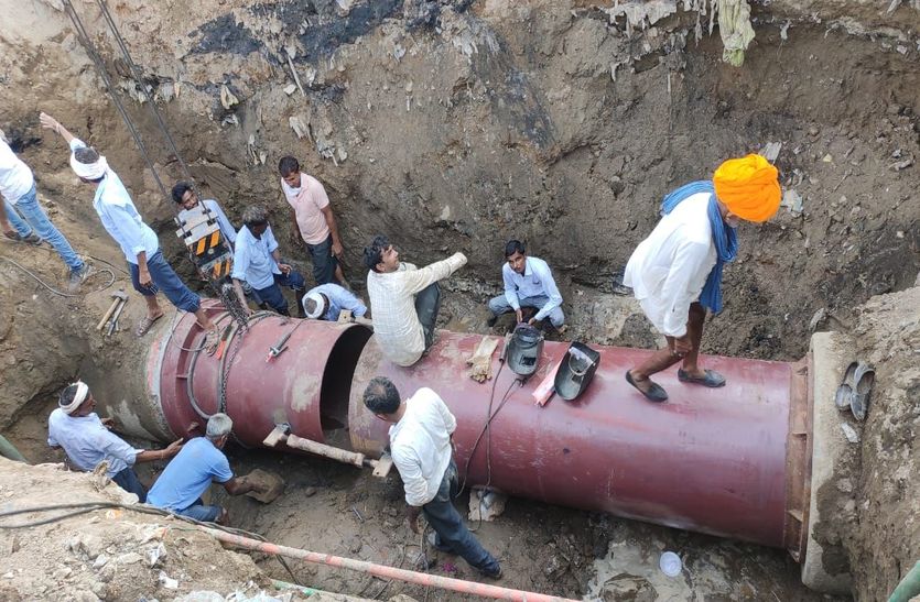 WATER SUPPLY : ट्यूबवैल खोदते बीसलपुर लाइन में छेद