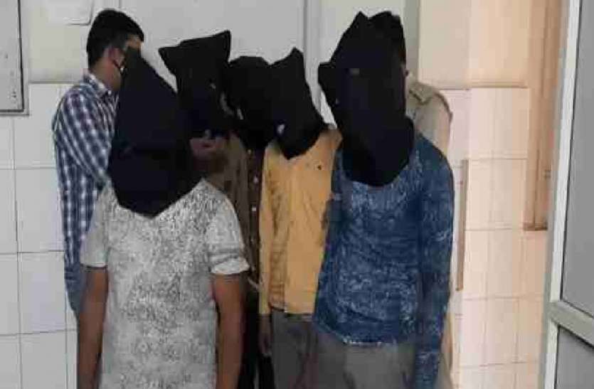झांसी दुष्कर्म मामले में बेहद खतरनाक खुलासा, ऐसा था कमरे के अंदर का नजारा, देखकर पुलिस भी रह गई हैरान झांसी दुष्कर्म मामले में बेहद खतरनाक खुलासा, ऐसा था कमरे के अंदर का नजारा, देखकर पुलिस भी रह गई हैरान