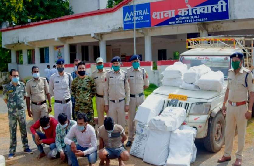 कवर्धा में गांजा तस्करी के शहरी नेटवर्क का भंडाफोड़, अटल आवास में 250 किलो गांजा डंप करते 4 आरोपी गिरफ्तार कवर्धा में गांजा तस्करी के शहरी नेटवर्क का भंडाफोड़, अटल आवास में 250 किलो गांजा डंप करते 4 आरोपी गिरफ्तार