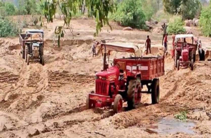 प्रतिबंध के बाद भी जोंक नदी में रेत का खुलेआम उत्खनन प्रतिबंध के बाद भी जोंक नदी में रेत का खुलेआम उत्खनन