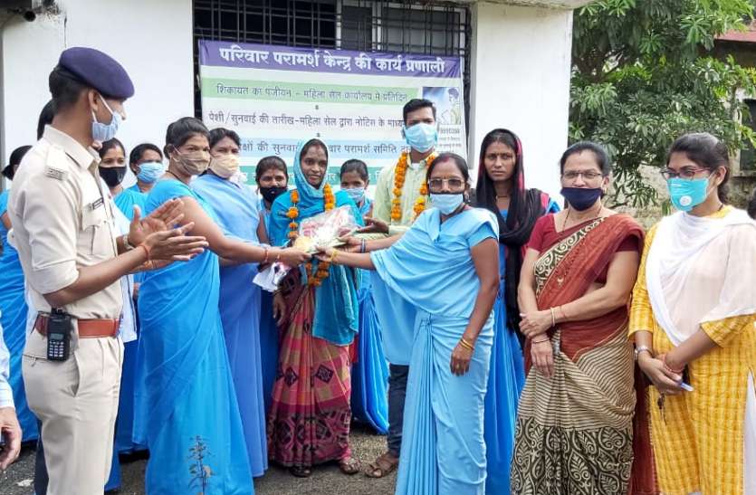 ब्लू गैंग के प्रयास से दोबारा एक हुए पति-पत्नी पत्नी मुंह चलाती थी पति ने डंडे चला दिए