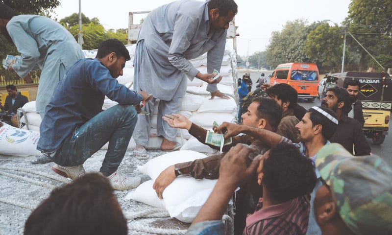Pakistan Flour Crisis increased due high rate of Wheat | Pakistan में गेहूं  की कीमतों ने रिकॉर्ड तोड़े, आटा न मिलने पर भूख के कारण रो पड़ा एक शख्स |  Patrika News
