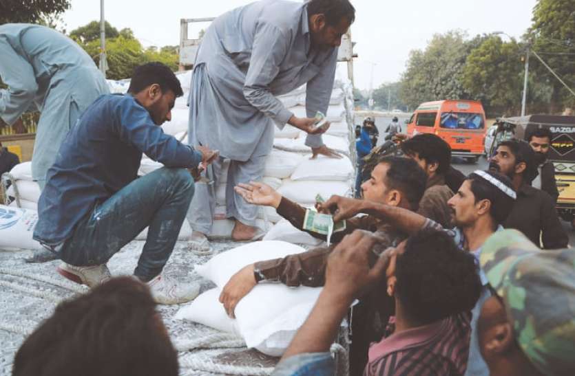 Flour Crises in pakistan. Pakistan में गेहूं की कीमतों ने रिकॉर्ड तोड़े, आटा न मिलने पर भूख के कारण रो पड़ा एक शख्स