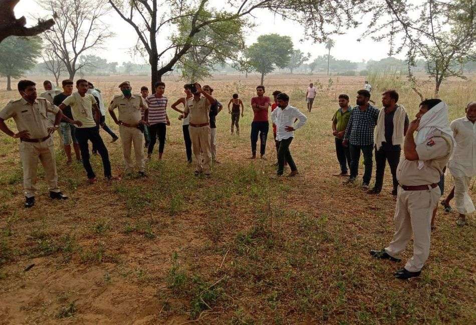 खेत में पेड़ पर लटका मिला युवक का शव, फैली सनसनी