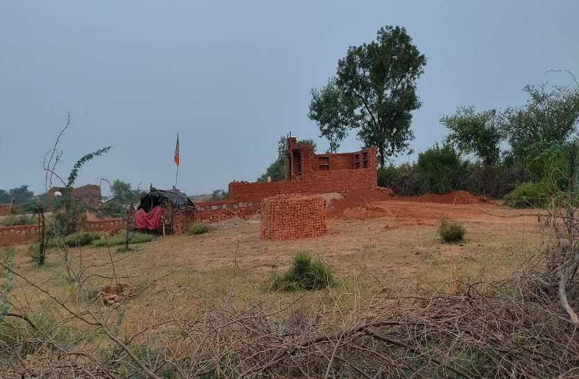 जिगना तिवारीपुरा की 84 बीघा सरकारी चरनोई जमीन पर अतिक्रमण Cattle roaming on the road, land mafia occupied the land of Charanoi, news in hindi, mp news, datia news मवेशी सडक़ पर घूम रहे, चरनोई की भूमि पर भूमाफिया का कब्जा