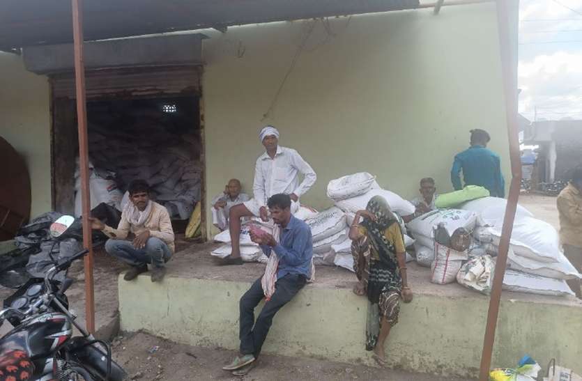 यूरिया का खेल : टारगेट बढ़कर हुए डेढ़ गुना, 79 हजार का लक्ष्य - फिर भी गोदाम खाली (देखे वीडियो) यूरिया का खेल : टारगेट बढ़कर हुए डेढ़ गुना, 79 हजार का लक्ष्य - फिर भी गोदाम खाली (देखे वीडियो)