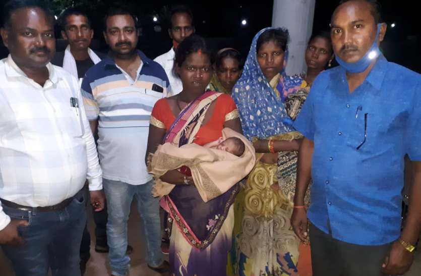 हैवानियत की हद: नवजात के मुंह में रूई और कान में बालू भरकर मरने फेंका, महिलाओं ने झोले में देखा तो फटी रह गईं आंखें हैवानियत की हद: नवजात के मुंह में रूई और कान में बालू भरकर मरने फेंका, महिलाओं ने झोले में देखा तो फटी रह गईं आंखें