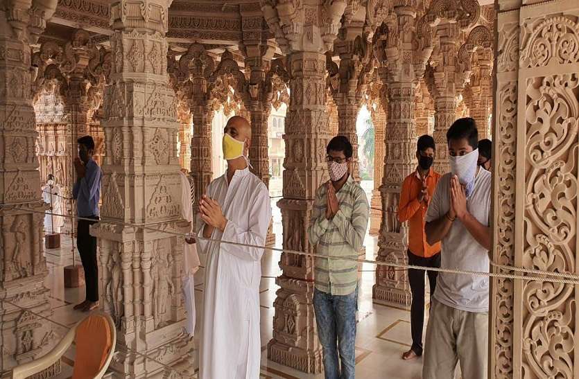 स्वामीनारायण अक्षरधाम मंदिर खुला, भक्तों ने सोशल डिस्टेंस के साथ किए दर्शन स्वामीनारायण अक्षरधाम मंदिर खुला, भक्तों ने सोशल डिस्टेंस के साथ किए दर्शन