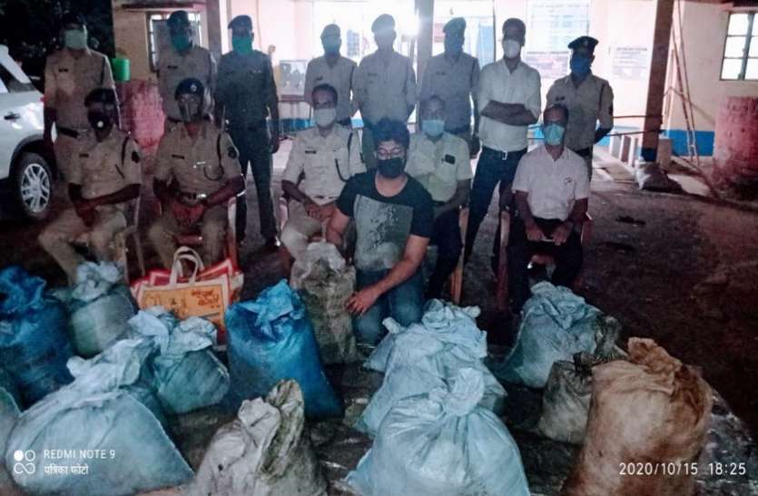 रिहायशी इलाके में भारी मात्रा मेें डेडोनेटर व विस्फोटक सामग्री बरामद रिहायशी इलाके में भारी मात्रा मेें डेडोनेटर व विस्फोटक सामग्री बरामद