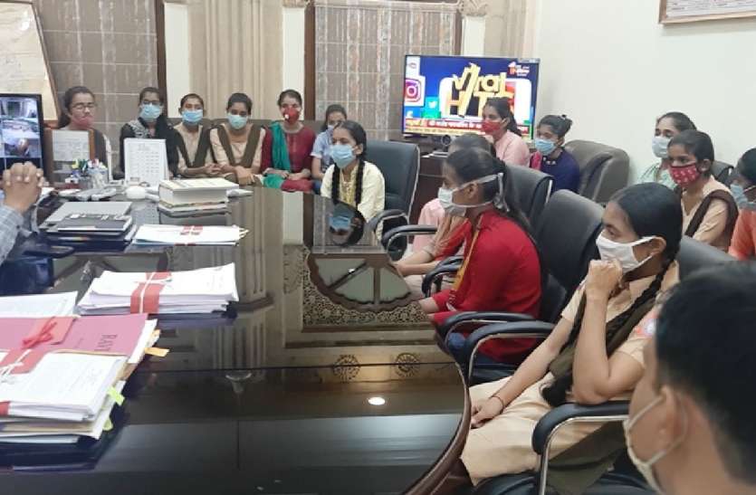 कलक्टर ने सुनाए अनुभव, छात्राएं हुई प्रफुल्लित कलक्टर ने सुनाए अनुभव, छात्राएं हुई प्रफुल्लित