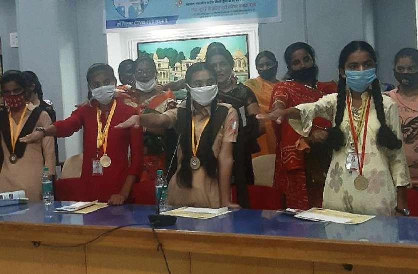 जिला स्तरीय समारोह में मां को सम्बल तो बेटी को मिला सम्मान जिला स्तरीय समारोह में मां को सम्बल तो बेटी को मिला सम्मान