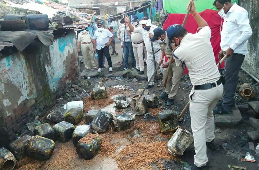 1601nsp1.jpg उज्जैन में जहरीली शराब से मौत के बाद यहां अवैध शराब अड्डों पर ताबड़तोड़ कार्रवाई