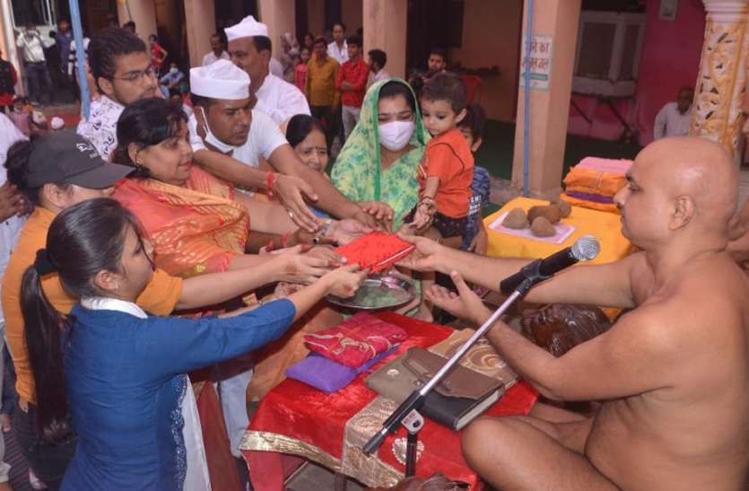 गुरु ही परमात्मा से मिलने का द्वार है : मुनिश्री गुरु ही परमात्मा से मिलने का द्वार है : मुनिश्री