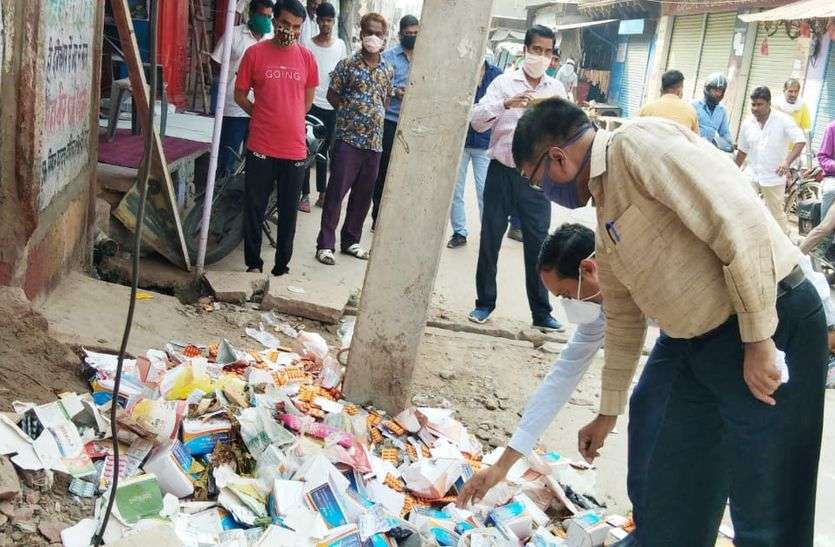 Medical seas for throwing Awadipar drugs on the road, fined 21 thousand अवधिपार दवाएं सडक़ पर फेंकने पर मेडिकल सीज, 21 हजार का जुर्माना