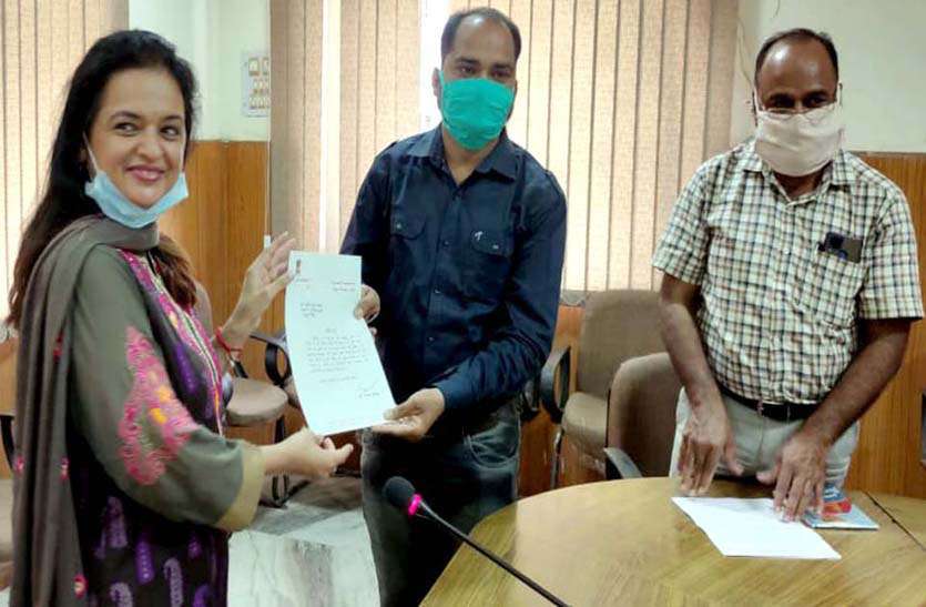 उत्कृष्ट कार्य करने पर पटवारी को सम्भागीय आयुक्त ने किया सम्मानित उत्कृष्ट कार्य करने पर पटवारी को सम्भागीय आयुक्त ने किया सम्मानित