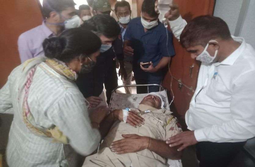 सादुलपुर विधायक को एस्कॉर्ट कर रही पुलिस जीप को ट्रक ने मारी टक्कर सादुलपुर विधायक को एस्कॉर्ट कर रही पुलिस जीप को ट्रक ने मारी टक्कर