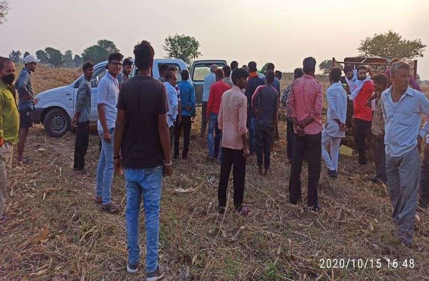 थ्रेसर की चपेट में आने से किसान की मौत थ्रेसर की चपेट में आने से किसान की मौत