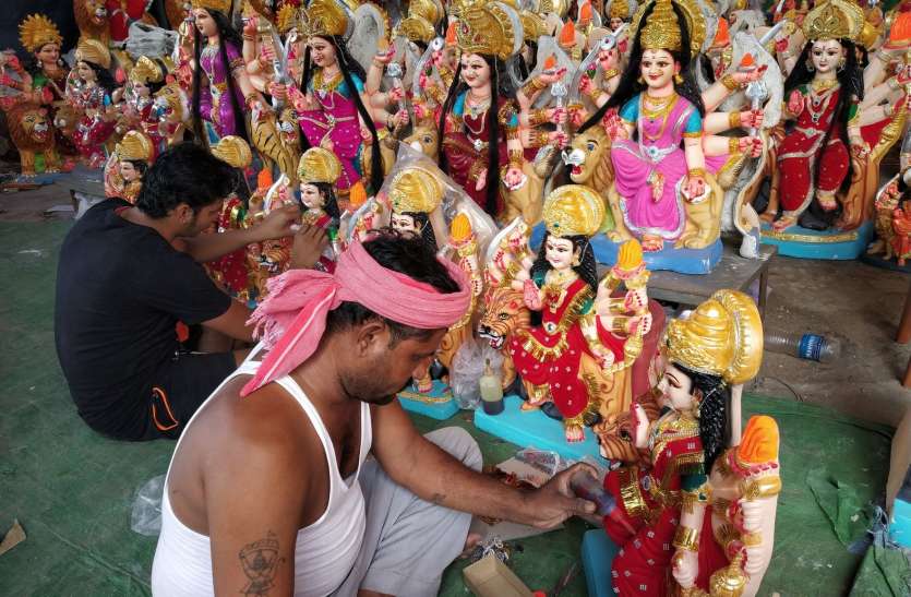 Sculptor engaged in finalizing Maa Durga idols Navratri 2020 - इस बार नवरात्रि में नौ दिनों तक दुर्लभ संयोग में होगी मां दुर्गा की पूजा